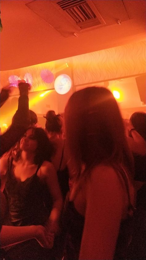 An orange background with blurry girls dancing Orange Party Aesthetic, Party Dark Aesthetic, Drunk Party Girls, House Party Aesthetic, Drunk Party, Orange Party, Party Aesthetic, Phone Theme, Orange Aesthetic