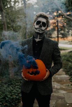 81 Dark Beauty Shoot ideas | dark beauty, halloween photography, halloween photoshoot Skeleton Photo, Halloween Shoot, Rauch Fotografie, Halloween Photography, Amazing Halloween Makeup, Halloween Men, Face Painting Halloween, Boy Halloween Costumes, Aesthetic Halloween