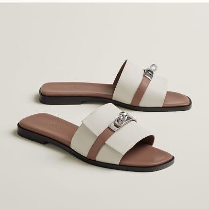 G I U L I A H E R M E S Sandal in calfskin with iconic palladium-plated Kelly buckle. A sleek design for a chic feminine look. Price: 4,000 Sizes: 38,39,40 Shoes Heels Classy, Shoe Wishlist, Hermes Shoes, Girly Shoes, Aesthetic Shoes, Black Leather Heels, Old Money Aesthetic, Footwear Design Women, Office Style