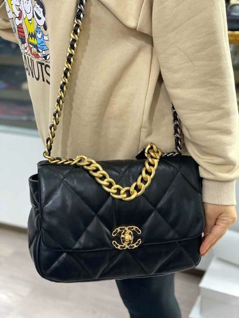 Sac Boy, Chanel 19 Bag, Sac Louis Vuitton, Handbags Uk, Street Style Bags, Chanel 19, Chanel Flap Bag, Classic Flap Bag, Classic Bags