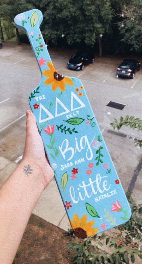 Tri delt paddle Sorority Paddles Tri Delta, Pastel Paddles Sorority, Sorority Paddle Inspiration, Pastel Sorority Paddle, Tri Delta Paddle Ideas, Pillow Paddle Sorority, Painted Sorority Paddle, Sorority Paddle Designs, Senior Paddles Sorority