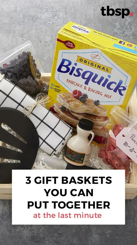 So you forgot that *one* person's gift? No worries, happens to the best of us. These adorable DIY gift baskets come together after one quick trip to the grocery store. Brunch Basket Ideas, Meal Kit Gift Basket, Pancake Gift Basket Christmas, Breakfast Themed Gift Baskets, Meal In A Basket Gift, Dinner On Us Gift Basket, Grocery Gift Basket Ideas, Pancake Basket Ideas, Food Themed Gift Baskets