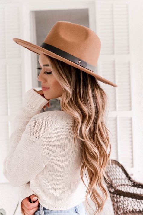 97d0145823aeb8ed80617be62e08bdccdesc43037646ri Fedora Hat Photoshoot, Outfit Sombrero, Hat Photoshoot, Fall Hat Outfits, Fedora Hat Outfits, Rancher Hat, Women Hats Fashion, Fall Photoshoot, Black Vegan