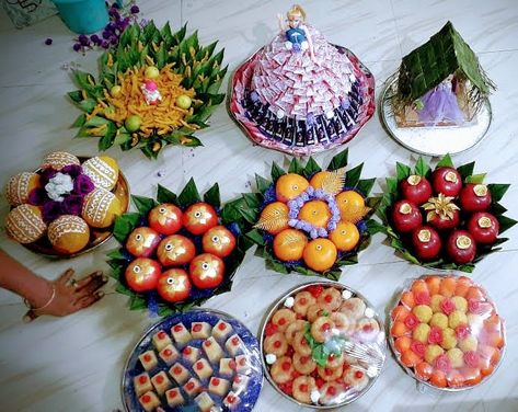 Indian Sweets Decoration Ideas, Fruits Decoration Ideas For Engagement, Seeru Thattu Decoration, Seemantham Plates, Seer Plate Decoration Ideas, Plate Decoration For Baby Shower Indian, Seer Thattu Decoration Ideas, Sreemantham Plate Decoration, Engagement Plate Decoration Indian