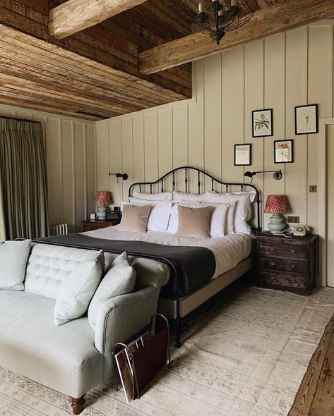 Bedroom Soho House, Soho Farmhouse Bathroom, Soho Home Interiors, Soho Home Bedding, Soho House Beds, Soho Farmhouse Cabin, White Lodge, Cosy Cabin, Farmhouse Styling