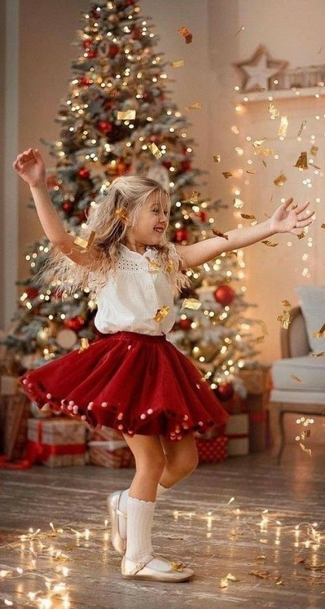 Christmas Photoshoot Kids, Christmas Baby Pictures, Christmas Poses, Christmas Family Photoshoot, Lights For Christmas, Christmas Outfit Ideas, Xmas Pictures, Xmas Photos, Family Christmas Pictures