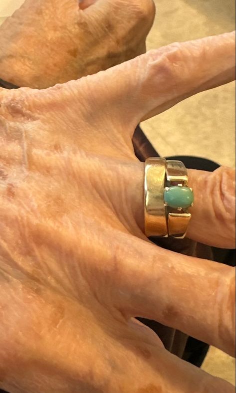 I love this ring, i think it is from rhe 60s or 70s 70s Wedding Ring, 70s Engagement Ring, 70s Wedding, S Ring, Dream Engagement, Dream Engagement Rings, 60s Fashion, Jewelry Inspiration, Gold Ring