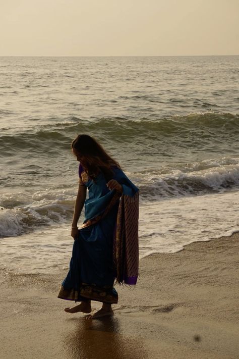 Saree Poses At Beach, Saree Beach Photoshoot, Beach Saree Photoshoot, Beach Saree, Goa Photoshoot, Onam Photoshoot Ideas, Beach Instagram Pictures, Saree Poses, Simple Sarees