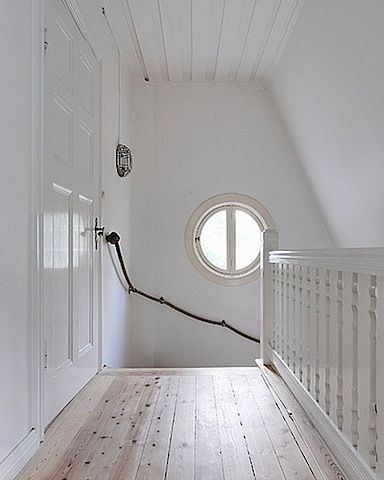 Against an all white stairwell... a rope hand-rail adds the perfect unexpected pop! Nautical Rope Decor, Rope Railing, Swedish Homes, Porthole Window, Rope Decor, Round Window, Diy Stairs, White Room, Stair Railing