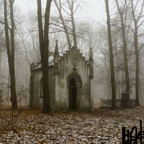 Abandoned mausoleum Spooky Places, Earth Pictures, Old Cemeteries, Cemetery Art, Scary Places, Destination Voyage, Old Church, Dark Places, Dark Photography