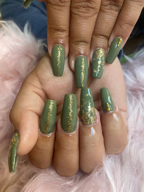 Gold Leaf Nails Green, Sage Green Nails With Gold Flakes, Leaf Green Nails, Green And Gold Leaf Nails, Light Green And Gold Nails, Sage Green And Gold Nails, March Aesthetic, Saint Patrick Nail, Diy Steps