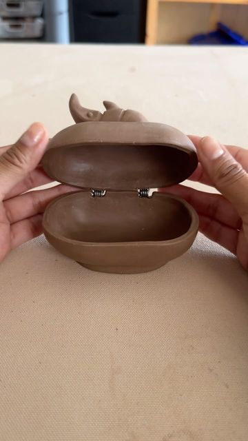 Marcia Selleri on Instagram: "I love to share with you, my passion for making ceramic jewelry boxes. You just need to carefully attach the hinges and then test the lid. It’s a delicate but rewarding process that I enjoy very much; I hope that this reel inspires you to create your own beautiful boxes. ✨Thank you for watching and please leave a comment telling me what you want to see next, maybe a jewelry box with dancing beetles? 😆 For people who ask for more moth jewelry boxes, they are coming 😻. . . . #handbuiltceramics #ceramicart #marselbottega" Ceramics Box With Lid, Ceramic Hinge, Hinges Diy, Moth Jewelry, Ceramic Jewelry Box, Clay Box, Box Hinges, Ceramic Boxes, Hand Built Pottery