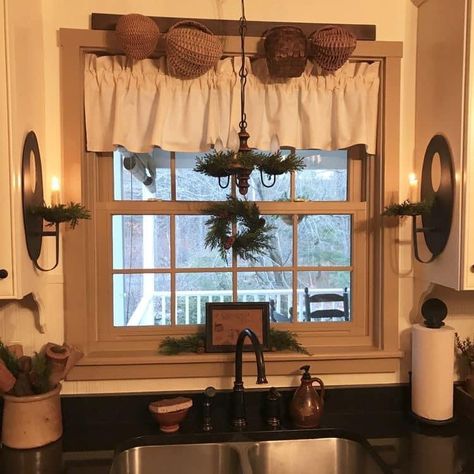 Primative Decor Country, Primitive Homes Interiors, Country Livingrooms, Primitive Home Decorating, Prim Kitchen, Kitchen Window Decor, Primitive Kitchens, French Country Decorating Living Room, Rooster Kitchen Decor