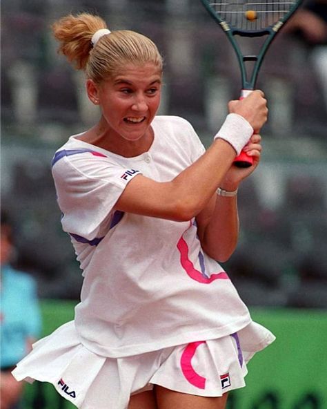 78 vind-ik-leuks, 4 opmerkingen - Monica Seles Collage (@monicaselescollage) op Instagram: '#monicaseles #1990 #twohandbackhand #wta #wtalegends #tennislegends #sportlegends #tennis' Monica Seles Tennis, Monica Seles, Tennis Photos, Tennis Players, 2 Photos, Tennis Racket, Serbia, Tennis, Size 6