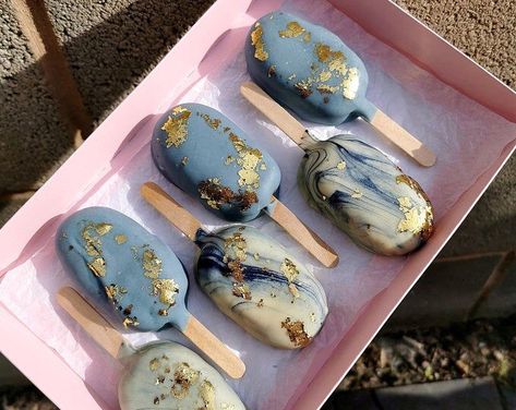 Gold Cakesicles, Best Football Food, Geo Hearts, Popsicles Cake, Ice Cream Cake Pops, Dipped Cookies, Cake Pop Recipe, Diy Desserts, Hickory Nc