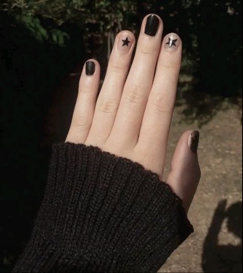 Black Nail Astetic, Black Nail Designs Short Oval, Nail Designs For Short Nails Black, Black Jelly Nails Short, Aesthetic Nails Stars, Simple Short Goth Nails, Almond Nails Alternative, Nails Ideas With Stars, Nail Star Ideas