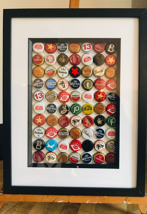 Bottle Cap Picture Frame, Bottle Cap Frame, Things To Do With Bottle Caps, Bottle Cap Diy, Bottle Cap Collection, Bottle Cap Wall Art, Beer Label Art, Bottle Cap Coasters, Bottle Cap Decor