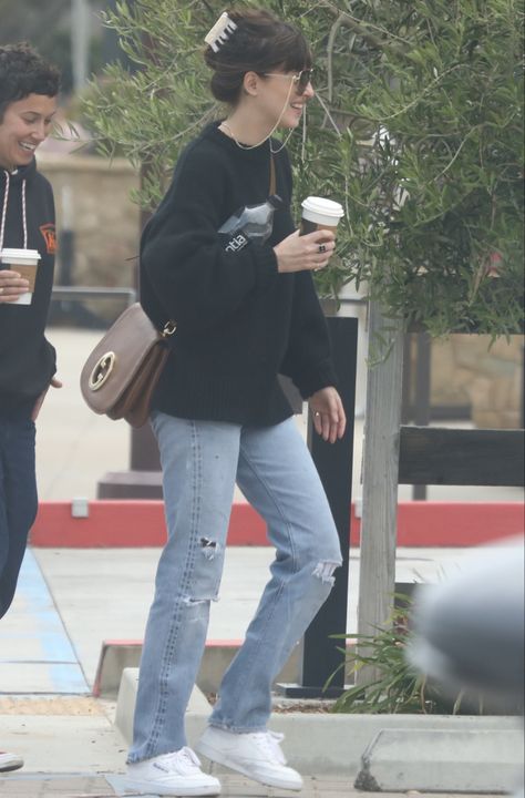 Casual Winter Fits, Dakota Johnson Street Style, Dj Style, Dakota Style, Madison Beer Outfits, Minimalistic Outfits, Abercrombie Girls, Dakota Johnson Style, Outfit Inspiration Women