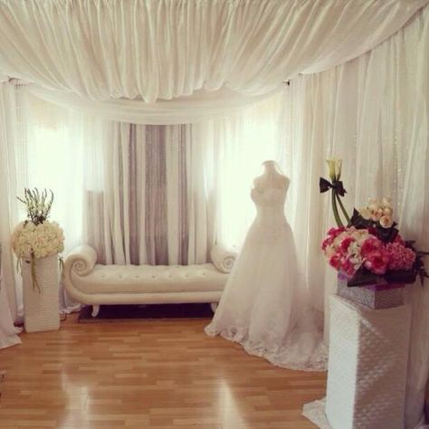 Wedding Dressing Room, Bride Dressing Room, Bridal Dressing Room, Room Flowers, Wedding Dressing, Cozy Wedding, Brides Room, Flowers Bride, Best Bride