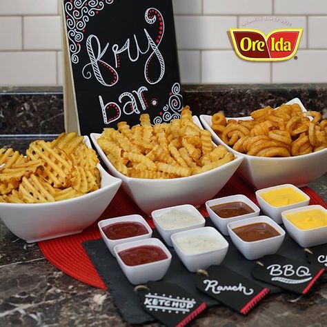 Fries Bar Ideas, Fry Bar Ideas, Burger Party Ideas Food Bars, Burger Party Buffet, Food Bars For Parties, Happy Birthday Food, Burger Bar Ideas, Ideas Food Party, Fry Bar