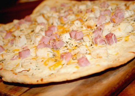 Pizza blanca con salsa Alfredo, receta paso a paso Pizza With Alfredo Sauce, Salsa Alfredo Receta, Pizza Blanca, Salsa Alfredo, Pasta Italiana, White Pizza, Chicken Cordon, Leftover Ham, Chicken Cordon Bleu