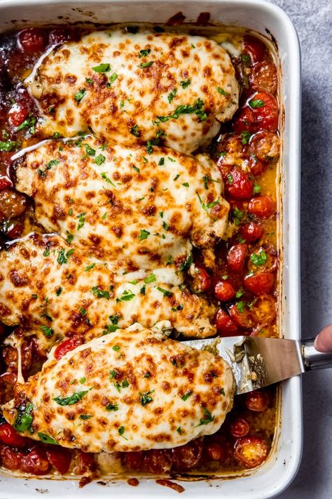 Baked Chicken With Tomatoes, Baked Chicken Pesto, Pesto Baked Chicken, Chicken With Tomatoes, Mozzarella Recipe, Homemade Pesto Recipe, Pesto Mozzarella, Mozzarella Recipes, Chicken Pesto