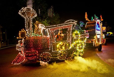 Disney park music info Disney Electrical Parade, Main Street Electrical Parade, Disney Parade, Disney Tourist Blog, Christmas Parade, Disney Magic Kingdom, Disney Music, Disneyland Park, Disney Photos