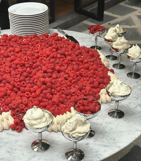 Huge Party Aesthetic, Birthday Pavlova Cake, Pavlova Aesthetic, Wedding Cake Pavlova, Pavlova Grazing Platter, Raspberry Desserts Aesthetic, Pavlova, Wedding Mood, Wedding Food