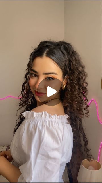 Roua zardi on Instagram: "Curly hairstyle inspo ✨Day 3 | hairstyle 3 #curlyhair #hair #naturalhair #curls #curlyhairstyles #curly #hairstyles #curlygirl  #hairstyle #explorepage #longhair #hairgoals #wavyhair #makeup #naturalhairstyles #hairstylist #healthyhair" Birthday Party Hairstyles For Curly Hair, How To Do My Hair Curly, Naturally Curly Hair Hairstyles, Fancy Natural Curly Hairstyles, Bridgerton Curly Hairstyles, Cute Soccer Hairstyles For Curly Hair, Hair Styles For Puffy Curly Hair, Combing Curly Hair, Quick Easy Hairstyles For Long Curly Hair