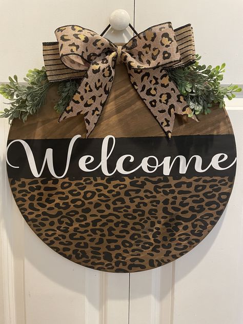 Front Door Welcome Sign, Door Welcome Sign, Welcome Front Door, Welcome Door Hanger, Wreath Wall Art, Round Signs, Fall Wood Signs, Creative Wreaths, Door Signs Diy