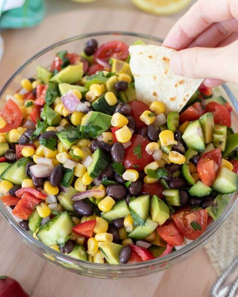 Mediterranean Corn Salad With Black Beans - Go Eat Green (add balsamic vinegar) Corn Salad With Black Beans, Corn Salad Recipe Easy, Bean Corn Salad, Salad With Black Beans, Black Bean And Corn Salad, Black Bean Corn Salad, Bean And Corn Salad, Black Bean Salad Recipe, Dressing Simple