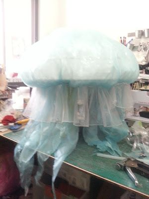 PettiBear's Fashion Roar: Making a Jellyfish costume How To Jellyfish Costume Diy, Jellyfish Halloween Costume, Jellyfish Halloween, Karneval Diy, Jellyfish Lantern, Jellyfish Jewelry, Sea Costume, Jellyfish Costume, Diy Jellyfish