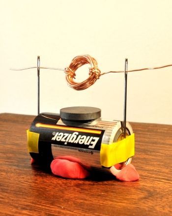 How to Make a Simple Electric Motor.  Very clear directions & explanation. Scout Projects, Science Electricity, Destination Imagination, Experiments Kids, Engineering Science, Kid Experiments, Cub Scout, Fair Projects, Engineering Projects