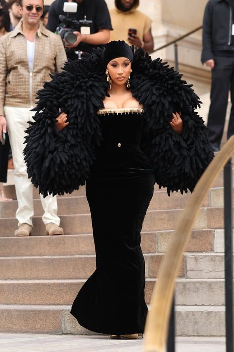 Paris Fashion Week Outfits, Schiaparelli Haute Couture, Fashion Week Outfit, Vogue France, Fashion Artwork, B Fashion, Celebrity Beauty, Black Velvet Dress, Moon Goddess