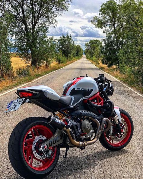 Dope 🔥 Monster @mario_sierra17  ____________________________________________________________  #ducati #ducatimonster #ducatista… Ducati 821, Ducati Monster 620, Ducati Monster 600, Ducati Monster 695, Ducati Xdiavel, Ducati Monster 1100, Ducati Monster Custom, Ducati 999, Monster 1100