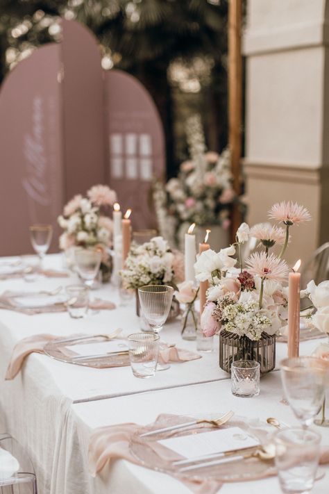 This wedding inspiration by way of Germany features a floral filled vintage car plus chic, rosy details at the tablescape. Neutral Color Wedding Decor Receptions, Floral Wedding Table Decorations, Powder Pink Wedding Decoration, White And Peach Centerpieces, Soft Romance Wedding, Pink And White Wedding Table Decor, Single Flower Wedding Table Decor, Simple Pink Table Setting, Vintage Floral Table Setting