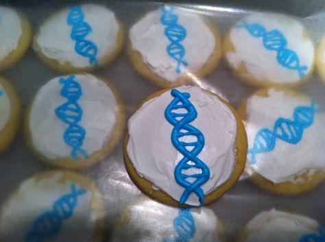 DNA decorated sugar cookies. Royal icing. White, blue. Double helix. Science Cookies, Lab Party, Dna Science, Kitchen Ipad, Birthday Cake Gift, Graduation Teacher, Themed Snacks, Outdoor Graduation Parties, Outdoor Graduation