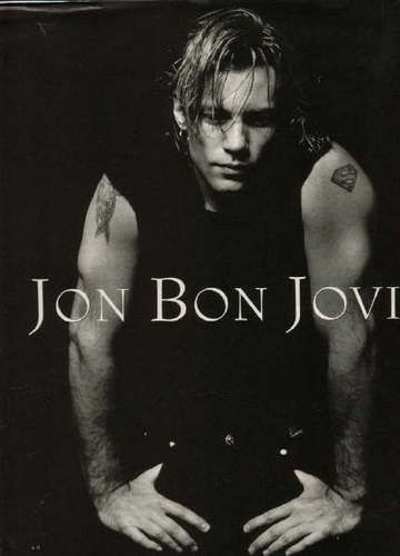 Bon Jovi 80s, Bon Jovi Always, Bon Jovi Pictures, Jon Bon Jovi, Most Handsome Men, Aerosmith, Bon Jovi, White Photo, Medium Hair