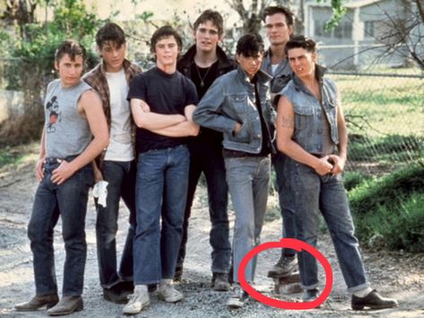 In The Outsiders 50th anniversary edition Emilio actually talks about Patrick standing on bricks The Outsiders Imagines, The Outsiders Cast, Outsiders Movie, The Outsiders Greasers, Dallas Winston, The Outsiders 1983, Emilio Estevez, Matt Dillon, Rob Lowe