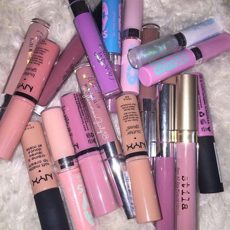 Profumo Victoria Secret, Lip Gloss Cosmetics, Lip Gloss Balm, Lip Balm Collection, Lipgloss Lips, Makeup Is Life, Lip Gloss Collection, Lip Cosmetics, Gloss Labial