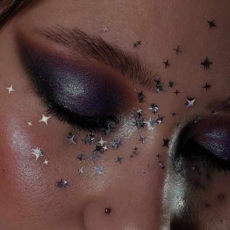 Goddess Of Wisdom Aesthetic, Night Themed Makeup, Space Aesthetic Makeup, Star Fairy Makeup, Glitter Witch Makeup, Starry Eye Makeup, Spacecore Makeup, Feyre Makeup, Tortured Poets Department Makeup