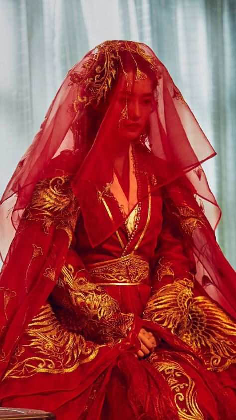 Traditional Japanese Wedding, Red Chinese Wedding Dress, Ancient China Clothing, Chinese Wedding Photos, Japanese Wedding Dress, Chinese New Year Outfit, Chinese Princess Dress, Chinese Wedding Dress Traditional, Chinese Bride