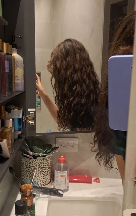 Pelo Ondulado Natural, Wavy Hair Routine, 2c Hair, Brown Wavy Hair, Hair Things, Hairstyle Inspo, Natural Wavy Hair, Wavy Curly Hair, Hair Routine