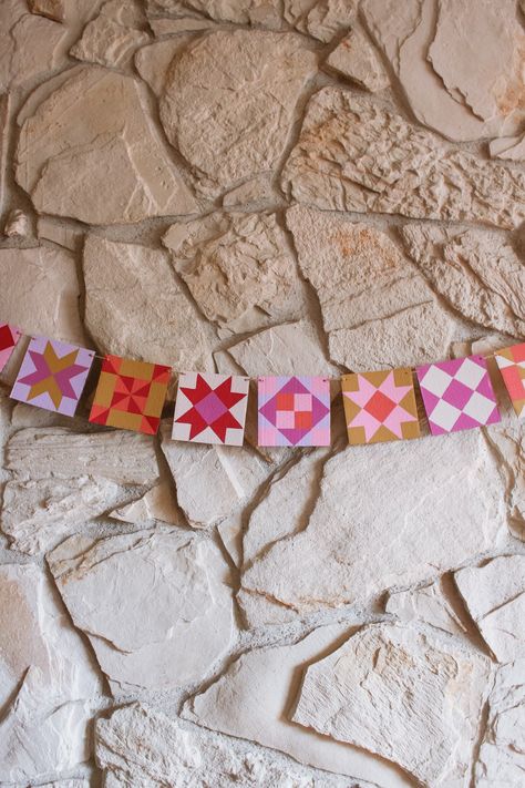 DIY Valentine's Day Decor: Painted Quilt Block Garland — Entertain the Idea Cute Diy Garland, Bedroom Garland Ideas, Diy Sewing Decor, Mini Quilt Projects, Sewing Christmas Garland, Diy Home Decor Gifts, Retro Christmas Decorations Diy, Vintage Diy Christmas Decor, Quilted Garland