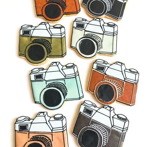 Camera Cookies Decorated, Photographer Cookies, Camera Cookies, Camping Cookies, Baking Bad, Cookie Decorating Icing, Cookie Business, Antique Cameras, Graduation Cookies