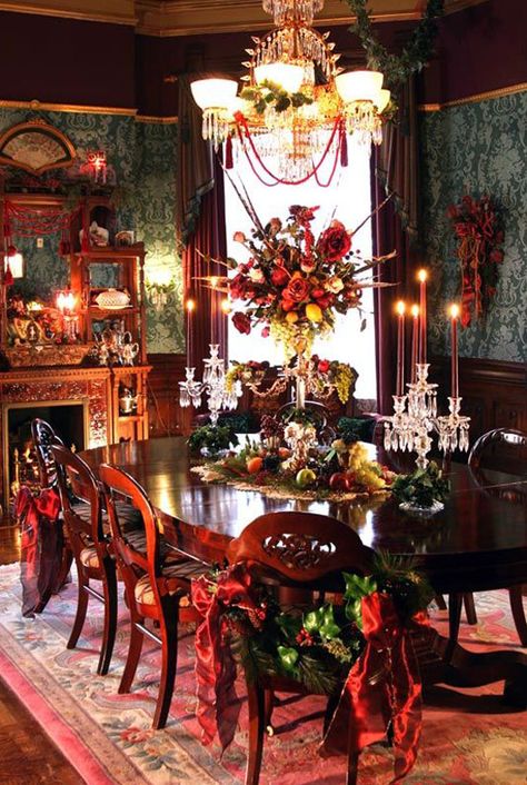 Victorian Dining Room Decor, Christmas Dining Room Decor, Victorian Christmas Decorations, Dining Room Victorian, Christmas Dining Table Decor, Christmas Getaways, Centerpiece Christmas, Christmas Dining Table, Christmas Dining Room