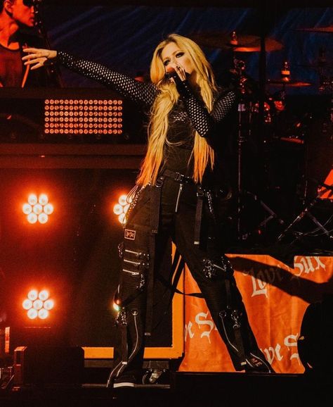 Avril Lavingne Outfits, Avril Lavigne Inspired Outfits, Avril Lavigne Concert Outfit Ideas, Avril Lavigne Outfits Ideas Concert, Avril Lavigne Outfits Punk, Punk Bachelorette, Avril Lavigne Concert Outfit, Avril Lavigne Concert, Punk Outfits Aesthetic