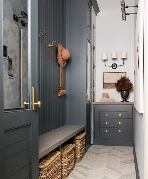 Becki Owens on Instagram: “Prettiest mudroom @whittneyparkinson 🖤🖤 — also our weekend sales are up on beckiowens.com. 📷 @mrssarahshields” Vstupná Hala, English Farmhouse, Mudroom Laundry Room, Mud Room Storage, Mudroom Design, Boot Room, غرفة ملابس, Hus Inspiration, Laundry Mud Room