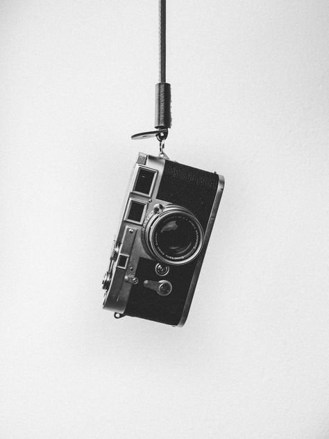 Photo By Leonard Rb | Unsplash #bitcoin #ibanezguitars #videoediting #tutorialpinturadigital #pinturadigital Camera Pictures Image, Camera Wallpaper Photographers, Picture Of A Camera, Vintage Camera Aesthetic, Cameras Aesthetic, Camera Collage, Camera Black And White, Black And White Camera, Camera Background