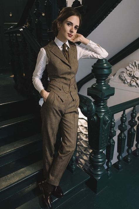 Womens Graduation Suit, 1950s Working Class Fashion, Phd Defense Outfit, English Style Clothes, Female Suit Aesthetic, Actors Outfits, 1920s Fashion Women Casual, Defense Outfit, Detective Uniform